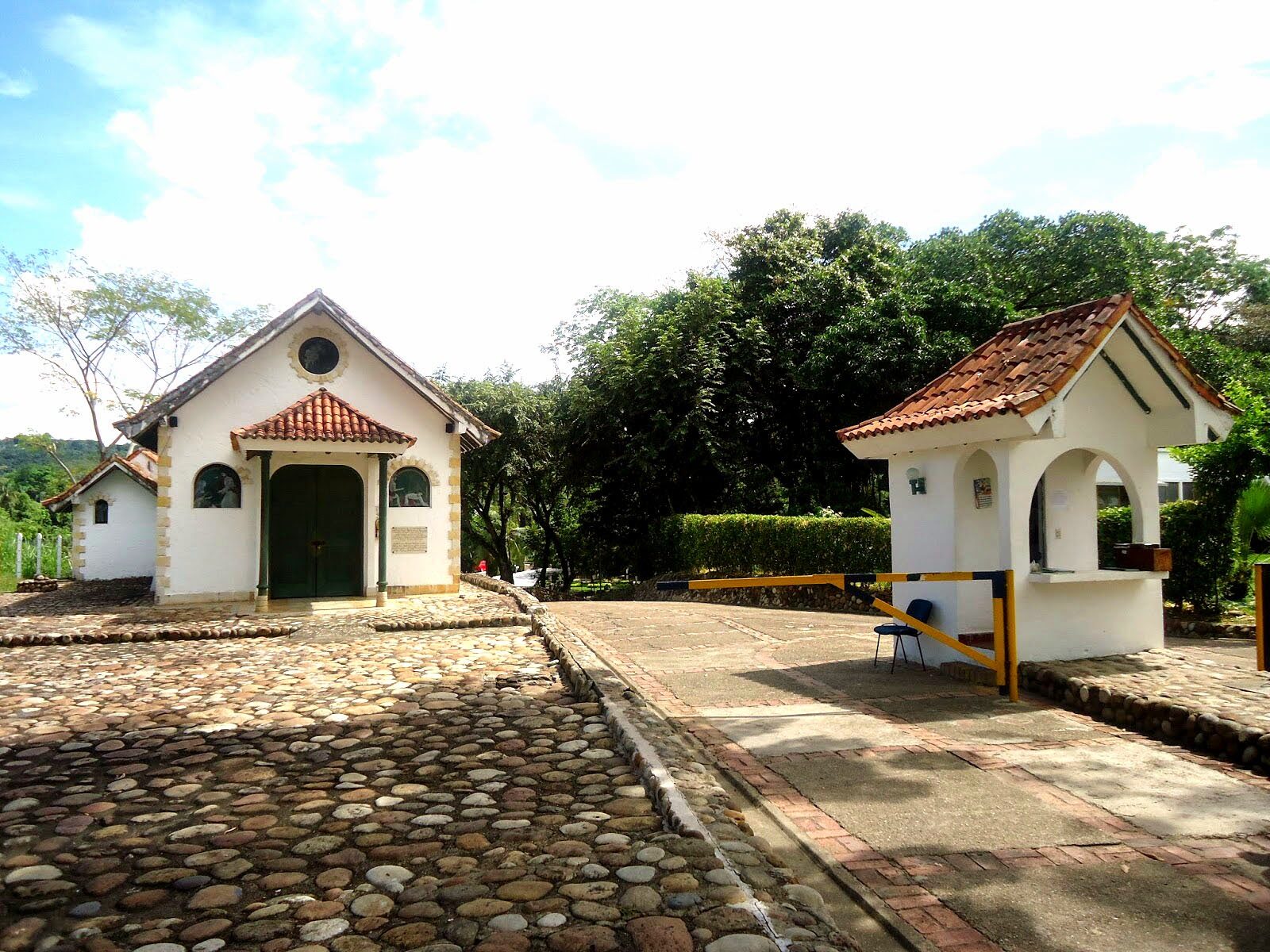 Entrance and chapel at Condominio Bosques de Río Bonito, Melgar