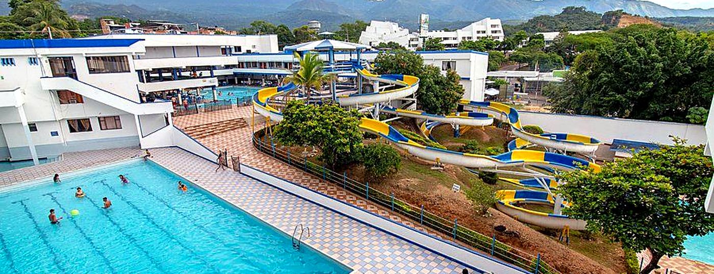 Vista aérea de las piscinas del centro de vacaciones Cafam en Melgar, Tolima