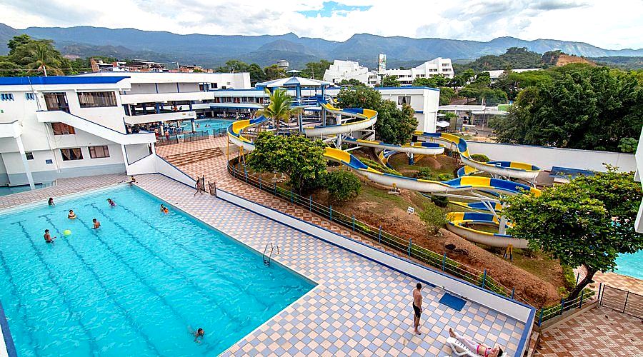 Vista aerea de las piscinas y toboganes de un centro vacacional en Melgar, Tolima