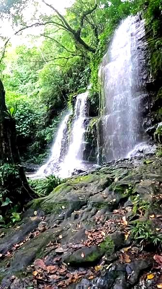 Cascada natural entre vegetación tropical cerca de Melgar, Tolima