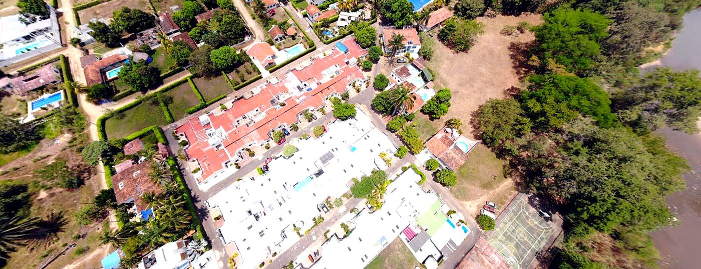 Vista aérea de un condominio residencial con piscinas en Melgar, Tolima