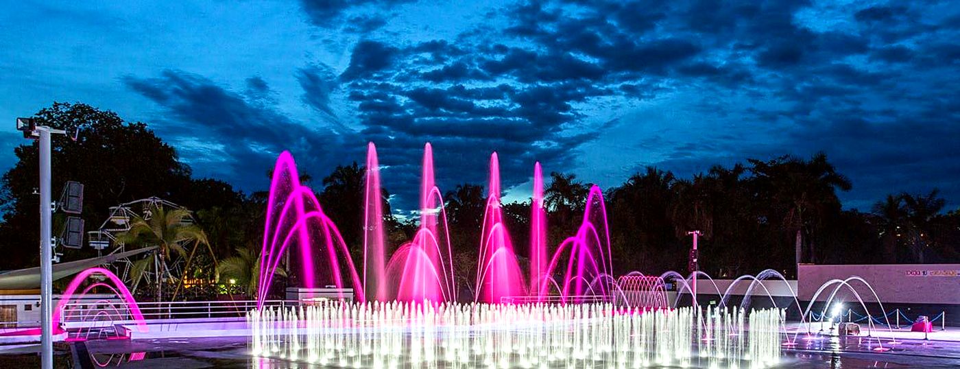 Fuentes danzantes iluminadas de noche en el parque de Melgar, Tolima