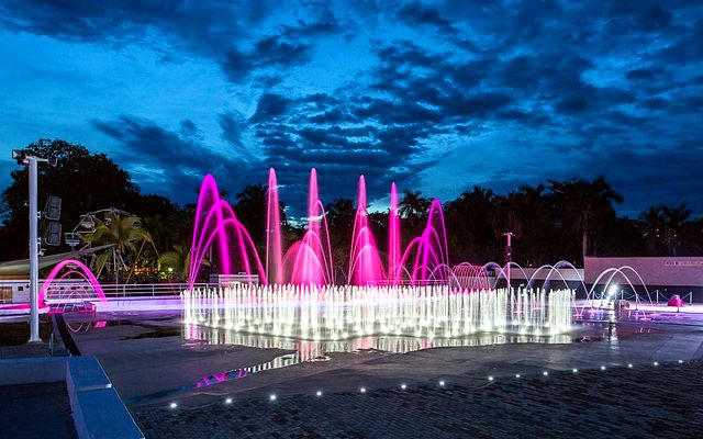 Fuentes danzantes iluminadas de noche en el parque de Melgar, Tolima