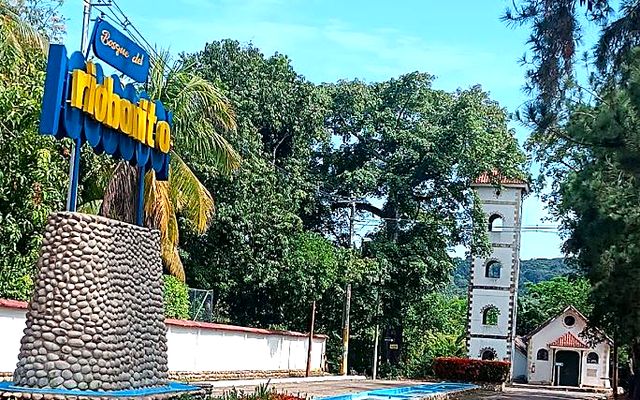 Iglesia parroquial y monumento en el centro de Melgar, Tolima