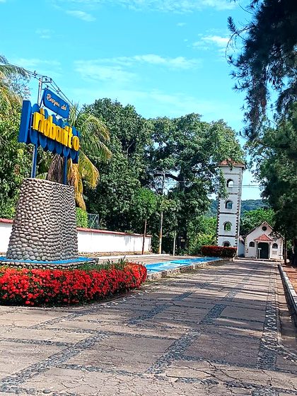 Iglesia parroquial y monumento en el centro de Melgar, Tolima