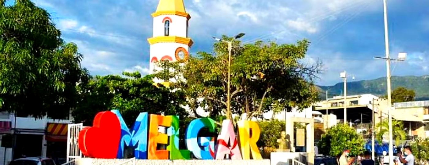 Letrero colorido de Melgar en la plaza principal del municipio