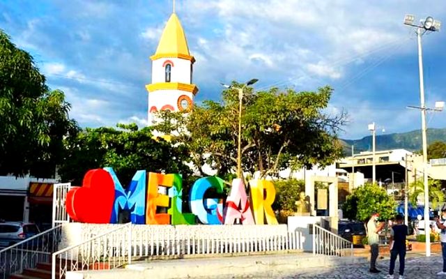 Letrero colorido de Melgar en la plaza principal del municipio