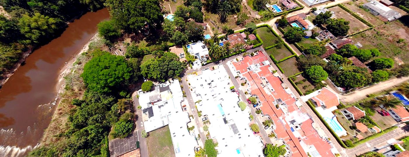 Vista aérea de Melgar, Tolima, con el río y la vegetación tropical