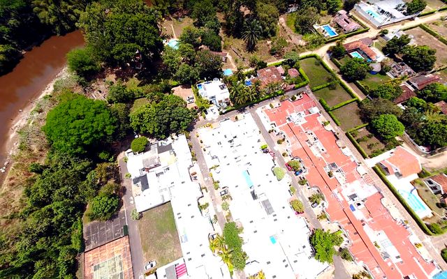 Vista a&eacute;rea de Melgar, Tolima, con el r&iacute;o y la vegetaci&oacute;n tropical