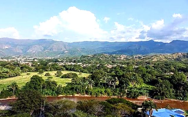Panor&aacute;mica del valle verde alrededor de Melgar, Tolima
