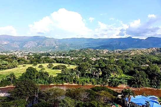 Panorámica del valle verde alrededor de Melgar, Tolima