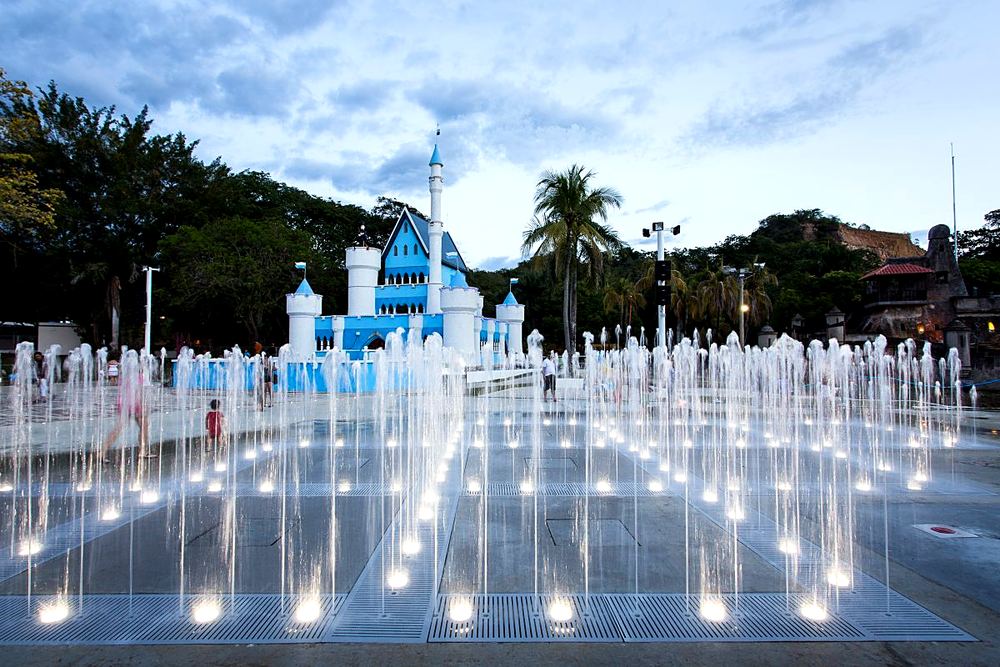 Fuentes de agua danzantes en el parque de Melgar durante el día con niños jugando
