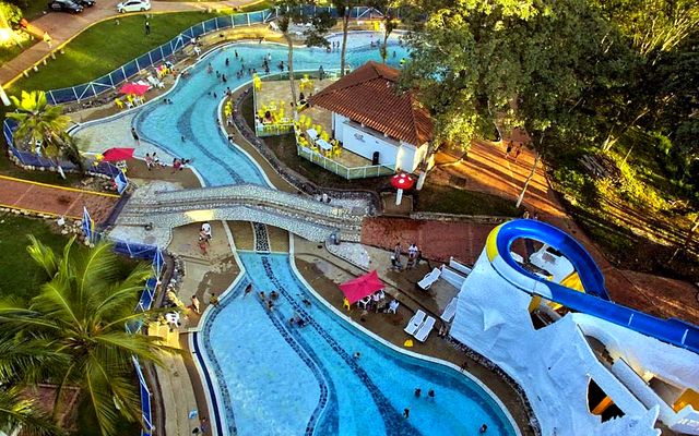 Vista a&eacute;rea del r&iacute;o lento y las piscinas de un parque acu&aacute;tico cerca de Melgar