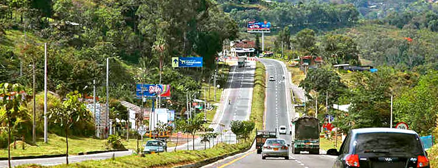 Carretera de la v&iacute;a Bogot&aacute;-Melgar entre vegetaci&oacute;n tropical