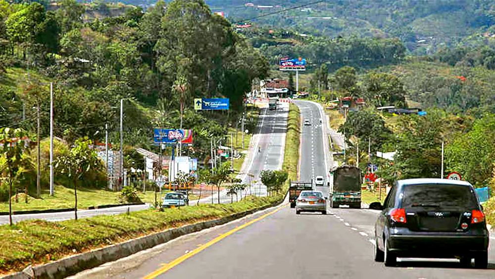Carretera de la vía Bogotá-Melgar con vegetación tropical a los lados